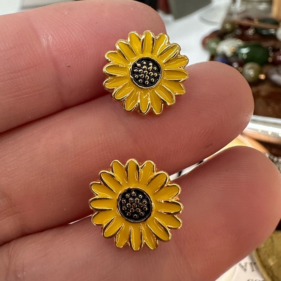 Tiny enameled sunflower earrings - Picture 4 of 4